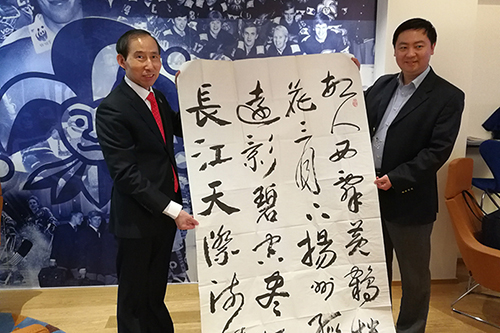 1龍宇翔向使館贈送趙達(dá)武創(chuàng)作的書法作品.jpg