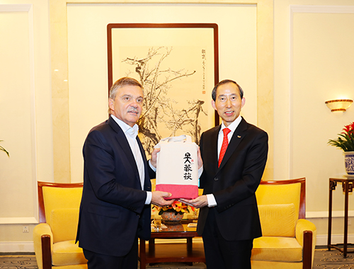 3龍宇翔向雷尼•法賽爾贈(zèng)送茶禮.jpg