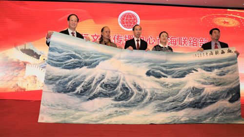 7全國政協(xié)教科文衛(wèi)體委員會副主任張秋儉、龍宇翔、海南省副省長王路、劉新向南海聯(lián)絡(luò)部贈送中國書畫藝術(shù)委員會副主席周智慧創(chuàng)作