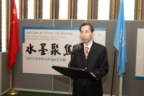 7、中國(guó)國(guó)際文化傳播中心執(zhí)行主席龍宇翔在“水墨聚焦”書畫藝術(shù)展開幕式上致辭。遠(yuǎn)帆--攝影.jpg