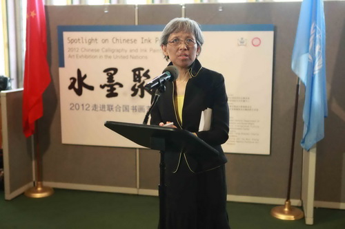 8、聯(lián)合國(guó)經(jīng)濟(jì)社會(huì)事務(wù)部錢海燕司長(zhǎng)主持“水墨聚焦”書畫藝術(shù)展開幕式。遠(yuǎn)帆--攝影.jpg