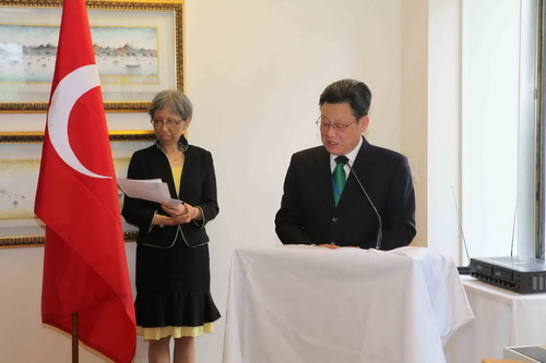 25、聯(lián)合國(guó)副秘書長(zhǎng)沙祖康在中國(guó)香港美食周上致辭。遠(yuǎn)帆--攝影.jpg