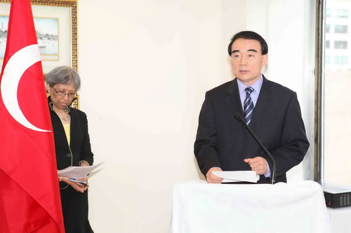 26、中國(guó)常駐聯(lián)合國(guó)代表團(tuán)李保東在中國(guó)香港美食周上致辭。.jpg