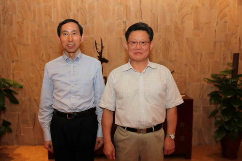 1、中國國際文化傳播中心執(zhí)行主席龍宇翔與聯(lián)合國副秘書長沙祖康親切交流.jpg