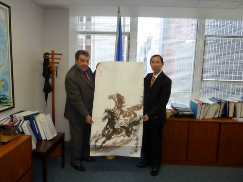 2、中國國際文化傳播中心執(zhí)行主席龍宇翔與聯(lián)合國副秘書長沙班親切交流.jpg