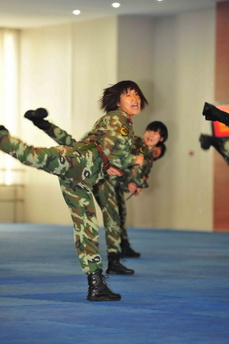 7、武警特警學(xué)院女子特警隊(duì)向慰問(wèn)團(tuán)作匯報(bào)表演.jpg