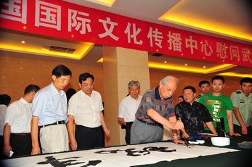 5、中華全國(guó)新聞工作者協(xié)會(huì)主席、中國(guó)書(shū)畫(huà)藝術(shù)委員會(huì)主席邵華澤現(xiàn)場(chǎng)為武警特警學(xué)院官兵揮毫題寫(xiě)軍魂.jpg