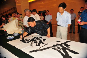 6、軍內(nèi)外著名書(shū)畫(huà)藝術(shù)家現(xiàn)場(chǎng)為武警特警學(xué)院官兵題寫(xiě)書(shū)法作品.jpg