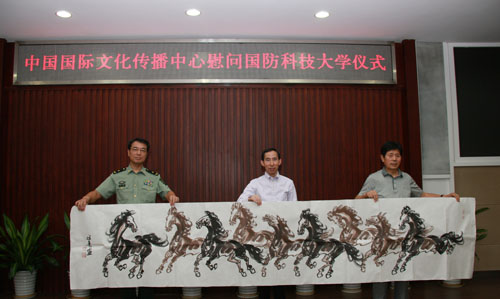 4、龍宇翔執(zhí)行主席代表慰問(wèn)團(tuán)向國(guó)防科技大學(xué)贈(zèng)送書(shū)畫(huà)藝術(shù)作品。(攝影:何書(shū)遠(yuǎn)).jpg