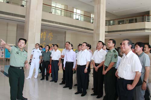 6、慰問(wèn)團(tuán)成員在國(guó)防科大的領(lǐng)導(dǎo)陪同下觀看汽車(chē)無(wú)人駕駛技術(shù)宣傳片。(攝影:何書(shū)遠(yuǎn)).jpg