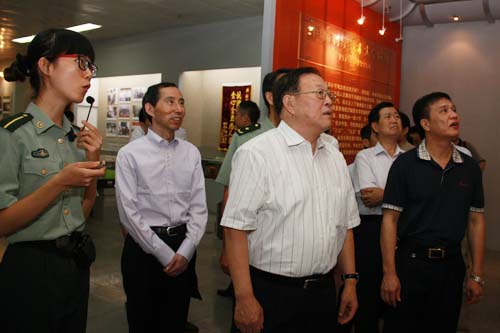 7、慰問(wèn)團(tuán)成員參觀國(guó)防科大校史館。(攝影:何書(shū)遠(yuǎn)).jpg