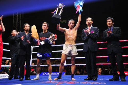 3、龍宇翔執(zhí)行主席向獲勝選手頒獎。.jpg