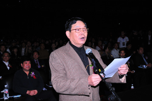 1、劉鎮(zhèn)武上將宣讀全國人大副委員長、中國國際文化傳播中心主席司馬義·鐵力瓦爾地的賀信。.jpg